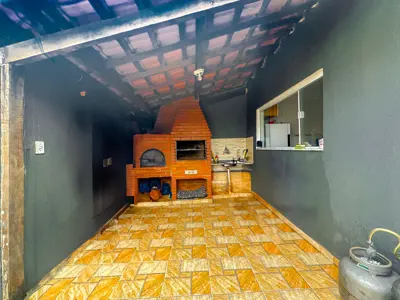 Casa - Térrea com 2 quartos (sendo 1 suite(s)) a 600,00 metros praia.