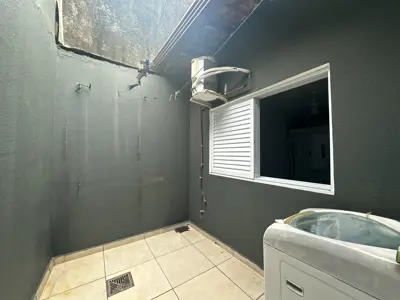 Casa - Térrea com 2 quartos (sendo 1 suite(s)) a 600,00 metros praia.