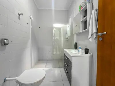 Casa - Térrea com 2 quartos (sendo 1 suite(s)) a 600,00 metros praia.