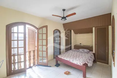 Casa - Assobradada com 5 dormitórios (sendo 5 suite(s)) a 800,00 metros praia.