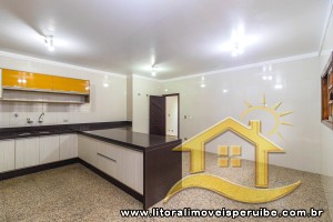 Casa - Assobradada com 4 dormitórios (sendo 3 suite(s)) a 0,00 metros praia.