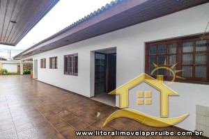 Casa - Assobradada com 4 dormitórios (sendo 3 suite(s)) a 0,00 metros praia.