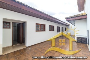 Casa - Assobradada com 4 dormitórios (sendo 3 suite(s)) a 0,00 metros praia.