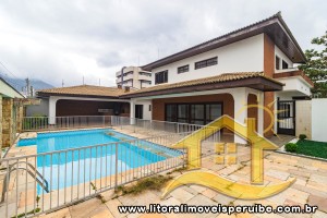 Casa - Assobradada com 4 dormitórios (sendo 3 suite(s)) a 0,00 metros praia.