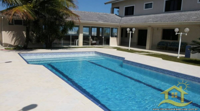 Casa - Sobrado com 4 dormitórios (sendo 2 suite(s)) a 0,00 metros praia.