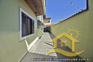 Casa - Térrea com 5 dormitórios (sendo 2 suite(s)) a 500,00 metros praia.