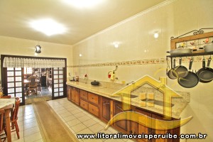 Casa - Térrea com 5 dormitórios (sendo 2 suite(s)) a 500,00 metros praia.