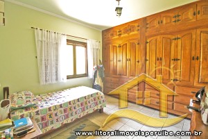 Casa - Térrea com 5 dormitórios (sendo 2 suite(s)) a 500,00 metros praia.