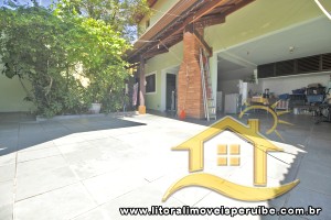 Casa - Térrea com 5 dormitórios (sendo 2 suite(s)) a 500,00 metros praia.