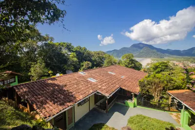 Casa - Térrea com Edícula com 3 quartos (sendo 2 suite(s)) a 200,00 metros praia.