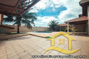 Casa - Térrea com 3 dormitórios (sendo 1 suite(s)) a 300,00 metros praia.