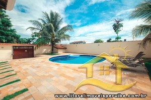 Casa - Térrea com 3 dormitórios (sendo 1 suite(s)) a 300,00 metros praia.