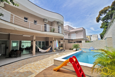 Casa para venda no bairro 50, em Peruíbe / SP.