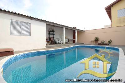 Casa - Térrea com 2 quartos (sendo 1 suite(s)) a 700,00 metros praia.