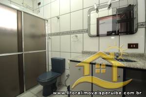 Casa - Térrea com piscina com 5 dormitórios (sendo 3 suite(s)) a 300,00 metros praia.