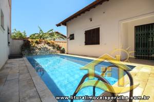 Casa - Térrea com piscina com 5 dormitórios (sendo 3 suite(s)) a 300,00 metros praia.