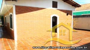 Casa - Térrea com 2 quartos (sendo 1 suite(s)) a 600,00 metros praia.
