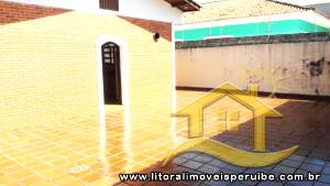 Casa - Térrea com 2 quartos (sendo 1 suite(s)) a 600,00 metros praia.