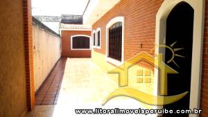 Casa - Térrea com 2 quartos (sendo 1 suite(s)) a 600,00 metros praia.