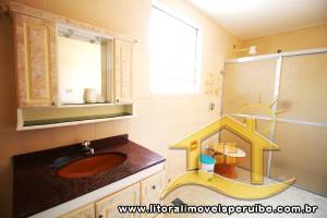 Casa - Sobrado com 4 quartos (sendo 1 suite(s)) a 0,00 metros praia.