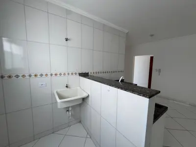 Apartamento - Sobreloja com 2 quartos (sendo 1 suite(s)) a 200,00 metros praia.