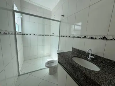Apartamento - Sobreloja com 2 quartos (sendo 1 suite(s)) a 200,00 metros praia.