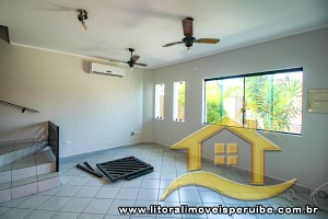 Casa - Sobrado com 4 quartos (sendo 1 suite(s)) a 1700,00 metros praia.