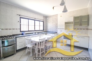Casa - Sobrado com 4 quartos (sendo 1 suite(s)) a 1700,00 metros praia.