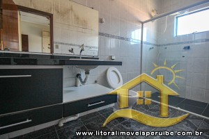 Casa - Sobrado com 4 quartos (sendo 1 suite(s)) a 1700,00 metros praia.