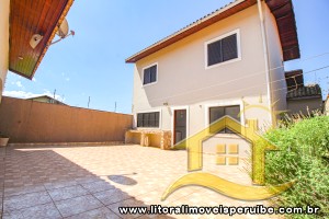 Casa - Sobrado com 4 quartos (sendo 1 suite(s)) a 1700,00 metros praia.