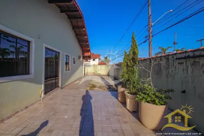 Casa para venda no bairro 15, em Peruíbe / SP.