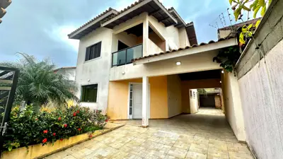 Casa - Sobrado com 3 quartos (sendo 1 suite(s)) a 0,00 metros praia.