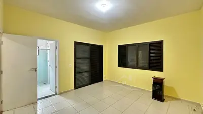 Casa - Sobrado com 3 quartos (sendo 1 suite(s)) a 0,00 metros praia.