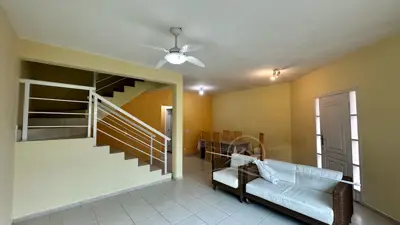 Casa - Sobrado com 3 quartos (sendo 1 suite(s)) a 0,00 metros praia.