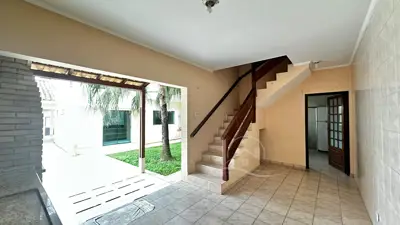 Casa - Sobrado com 3 quartos (sendo 1 suite(s)) a 0,00 metros praia.