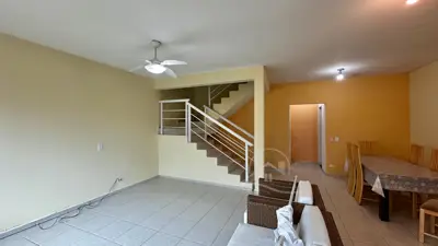 Casa - Sobrado com 3 quartos (sendo 1 suite(s)) a 0,00 metros praia.