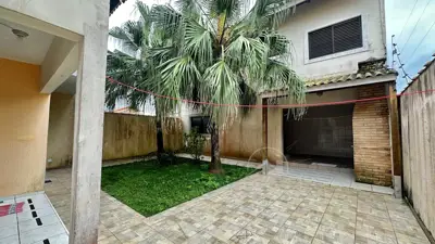 Casa - Sobrado com 3 quartos (sendo 1 suite(s)) a 0,00 metros praia.