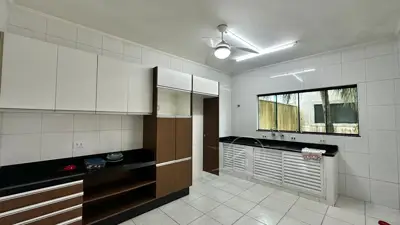 Casa - Sobrado com 3 quartos (sendo 1 suite(s)) a 0,00 metros praia.