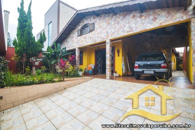 Casa - Assobradada com 4 dormitórios (sendo 4 suite(s)) a 200,00 metros praia.