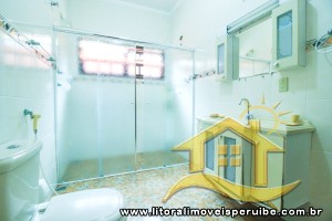 Casa - Assobradada com 4 dormitórios (sendo 4 suite(s)) a 200,00 metros praia.