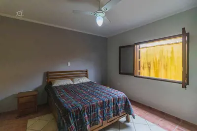 Casa - Assobradada com 5 dormitórios (sendo 3 suite(s)) a 2500,00 metros praia.