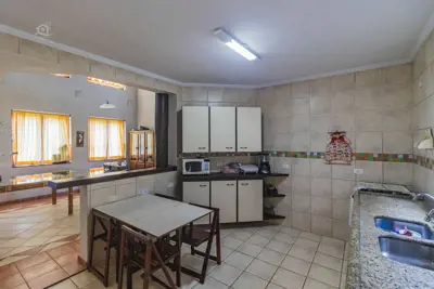 Casa - Assobradada com 5 dormitórios (sendo 3 suite(s)) a 2500,00 metros praia.
