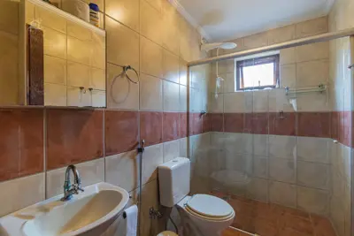 Casa - Assobradada com 5 dormitórios (sendo 3 suite(s)) a 2500,00 metros praia.