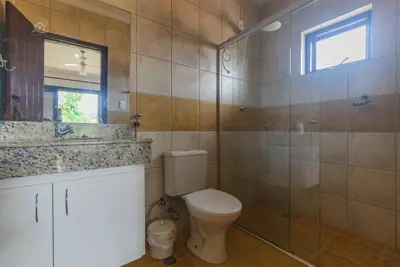 Casa - Assobradada com 5 dormitórios (sendo 3 suite(s)) a 2500,00 metros praia.