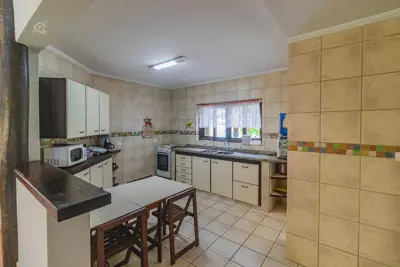 Casa - Assobradada com 5 dormitórios (sendo 3 suite(s)) a 2500,00 metros praia.