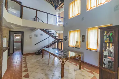 Casa - Assobradada com 5 dormitórios (sendo 3 suite(s)) a 2500,00 metros praia.