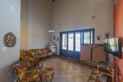 Casa - Assobradada com 5 dormitórios (sendo 3 suite(s)) a 2500,00 metros praia.