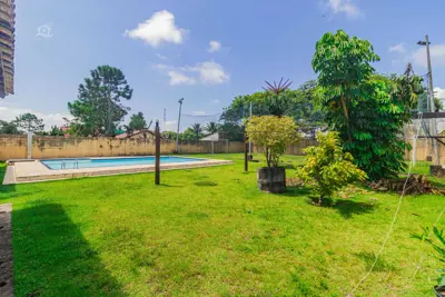 Casa - Assobradada com 5 dormitórios (sendo 3 suite(s)) a 2500,00 metros praia.