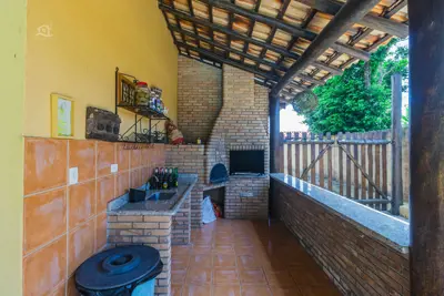 Casa - Assobradada com 5 dormitórios (sendo 3 suite(s)) a 2500,00 metros praia.