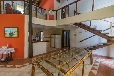 Casa - Assobradada com 5 dormitórios (sendo 3 suite(s)) a 2500,00 metros praia.